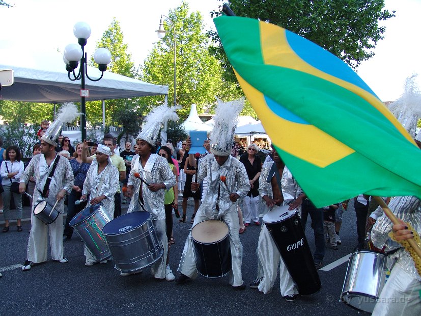 Samba, Percussion, Trommler, Batucada, Samba-Umzug in der Landeshauptstadt Wiesbaden auf dem Wilhelmstraßenfest. 56